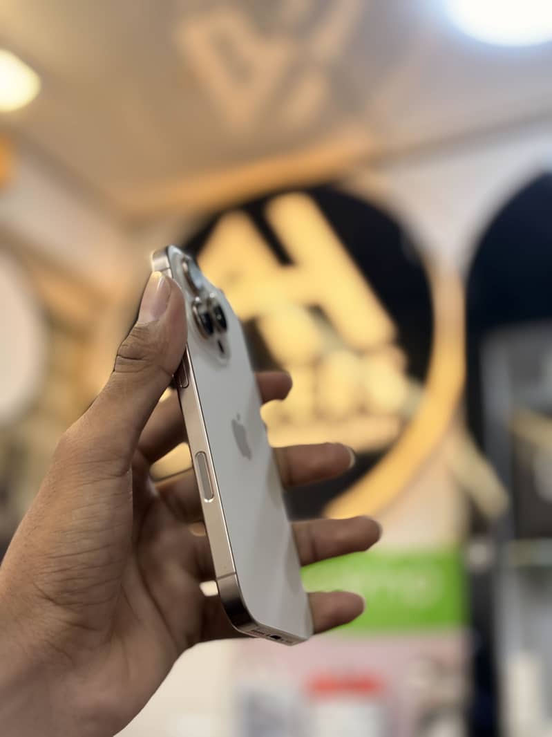 Apple iPhone 16 Pro 9