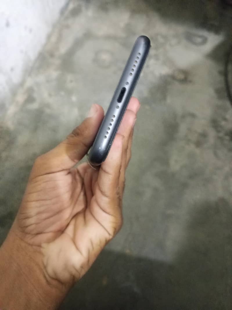 Apple iPhone 11 4