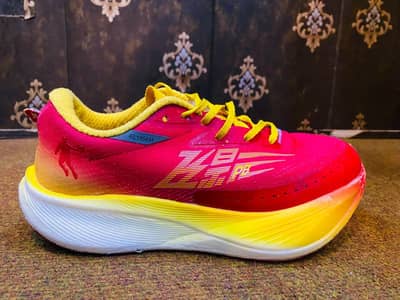 running shoes with carbon plate