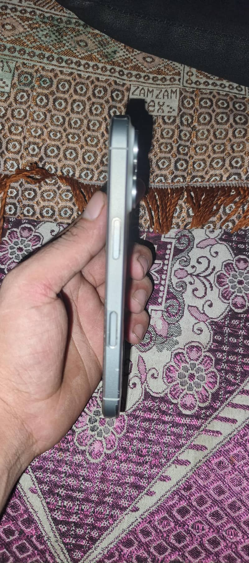 Apple iPhone 16 Pro 1