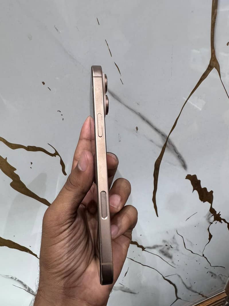 Apple iPhone 16 Pro Max 1