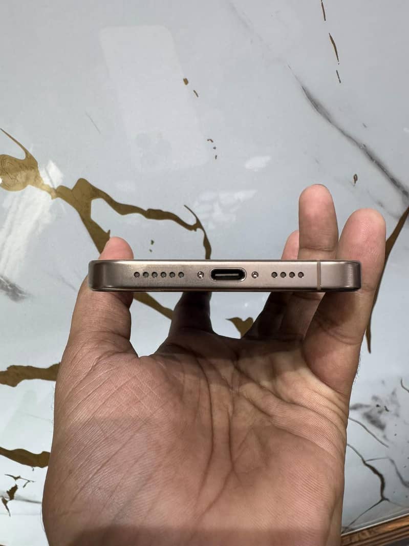 Apple iPhone 16 Pro Max 2