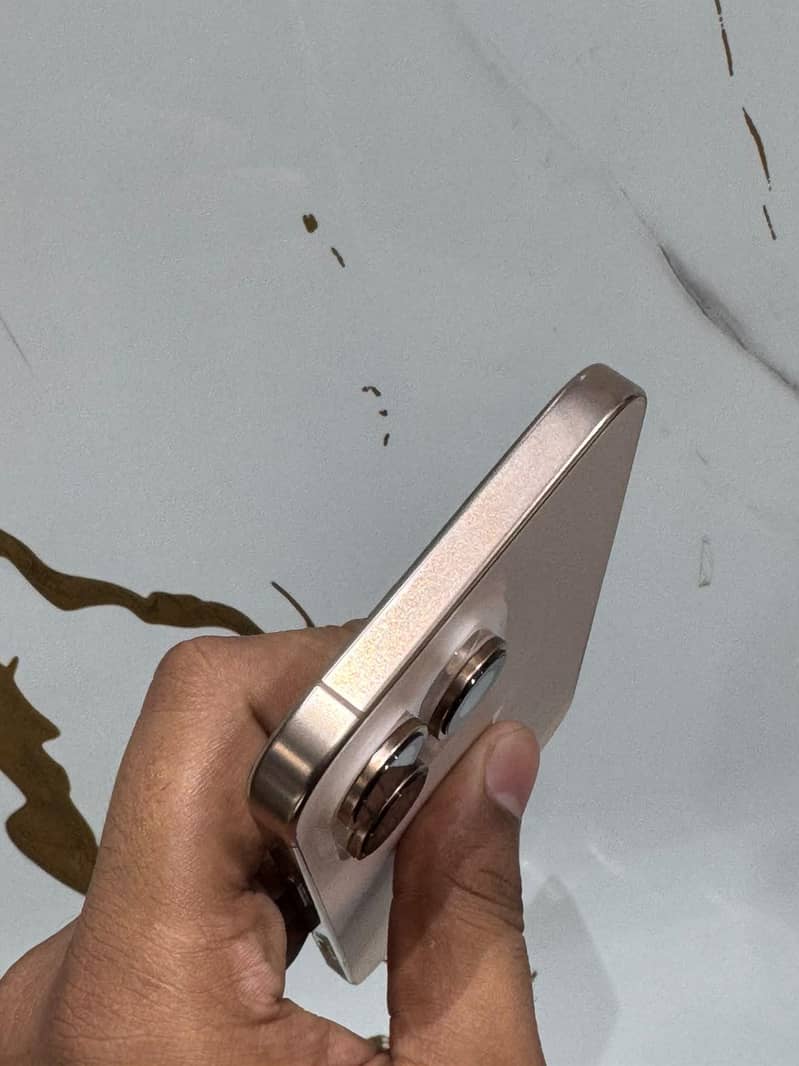 Apple iPhone 16 Pro Max 4