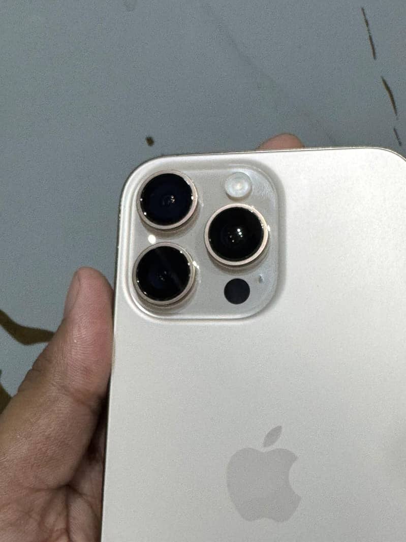 Apple iPhone 16 Pro Max 6