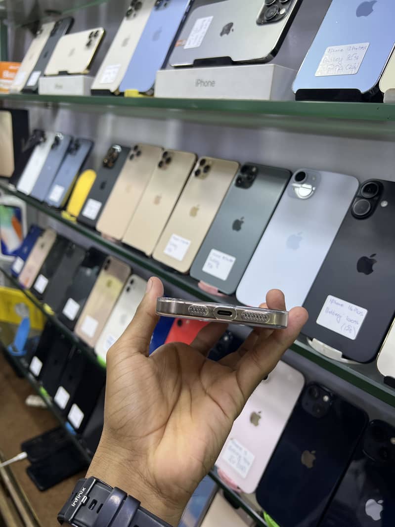 Apple iPhone 16 Pro Max 0