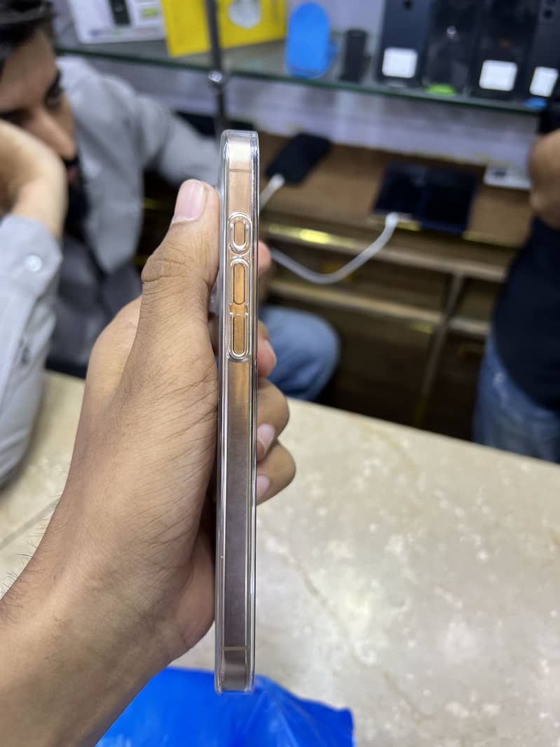 Apple iPhone 16 Pro Max 2