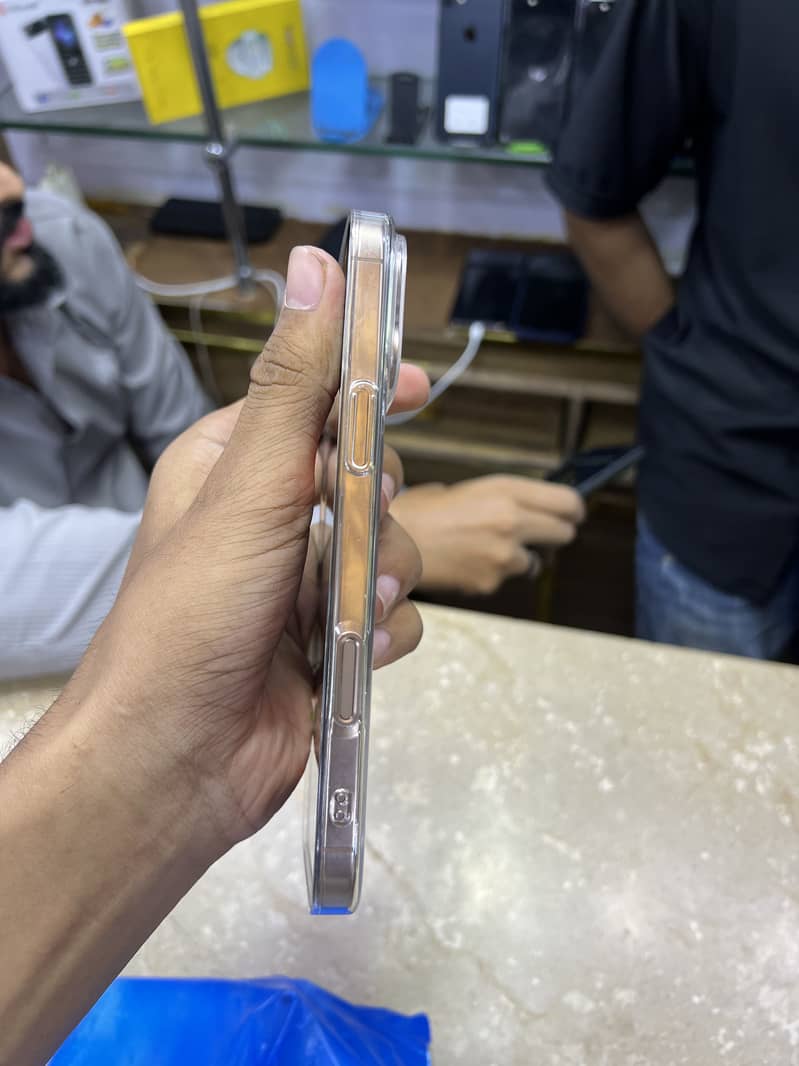 Apple iPhone 16 Pro Max 6