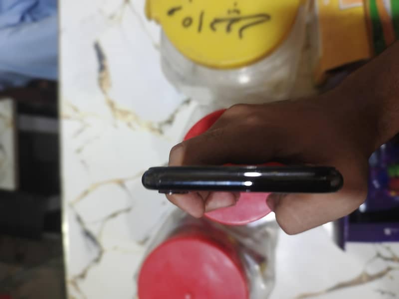 Apple iPhone X 4