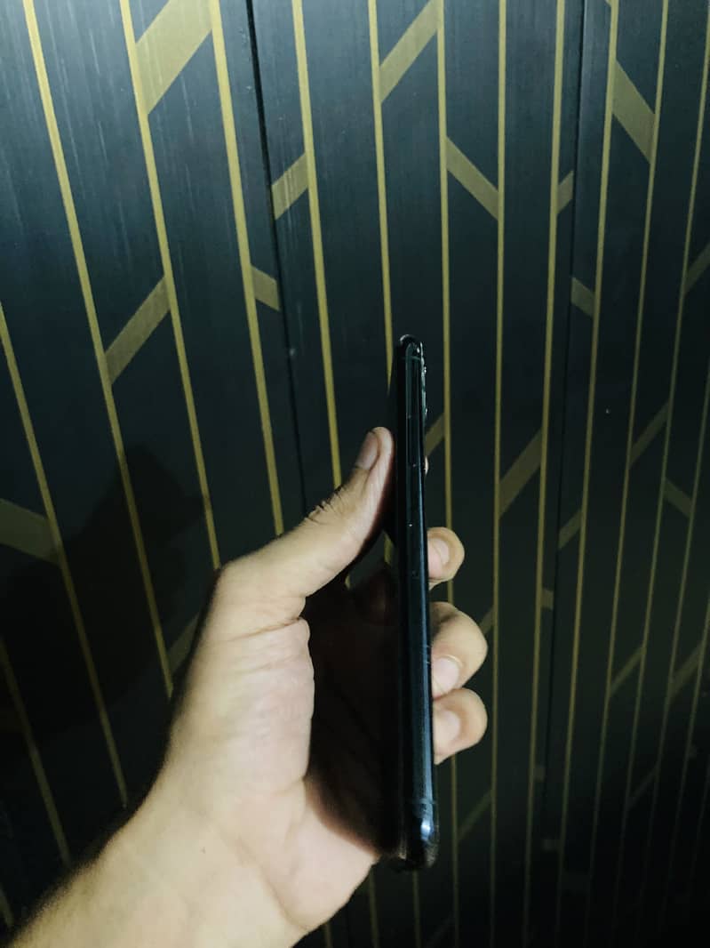 Apple iPhone 11 Pro Max 4