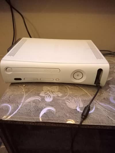 I am selling my Xbox 360 in 10/10 condition