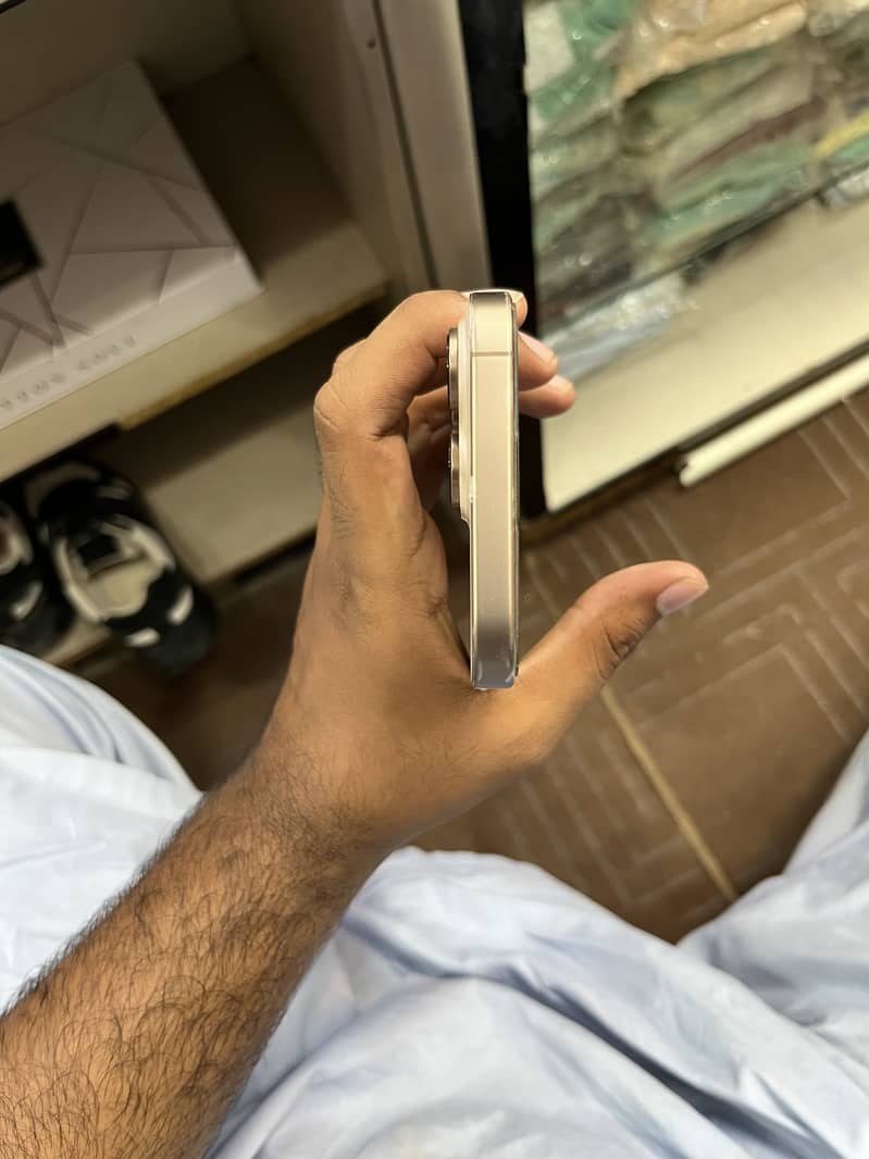 Apple iPhone 16 Pro Max 0
