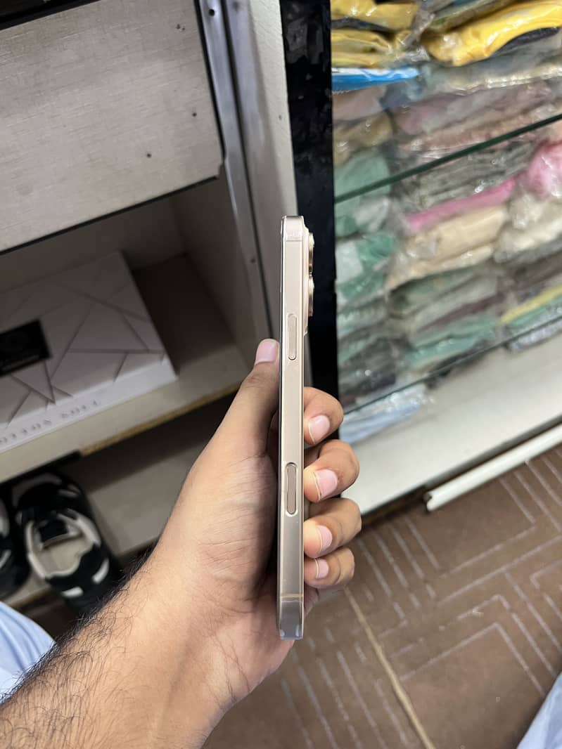 Apple iPhone 16 Pro Max 3