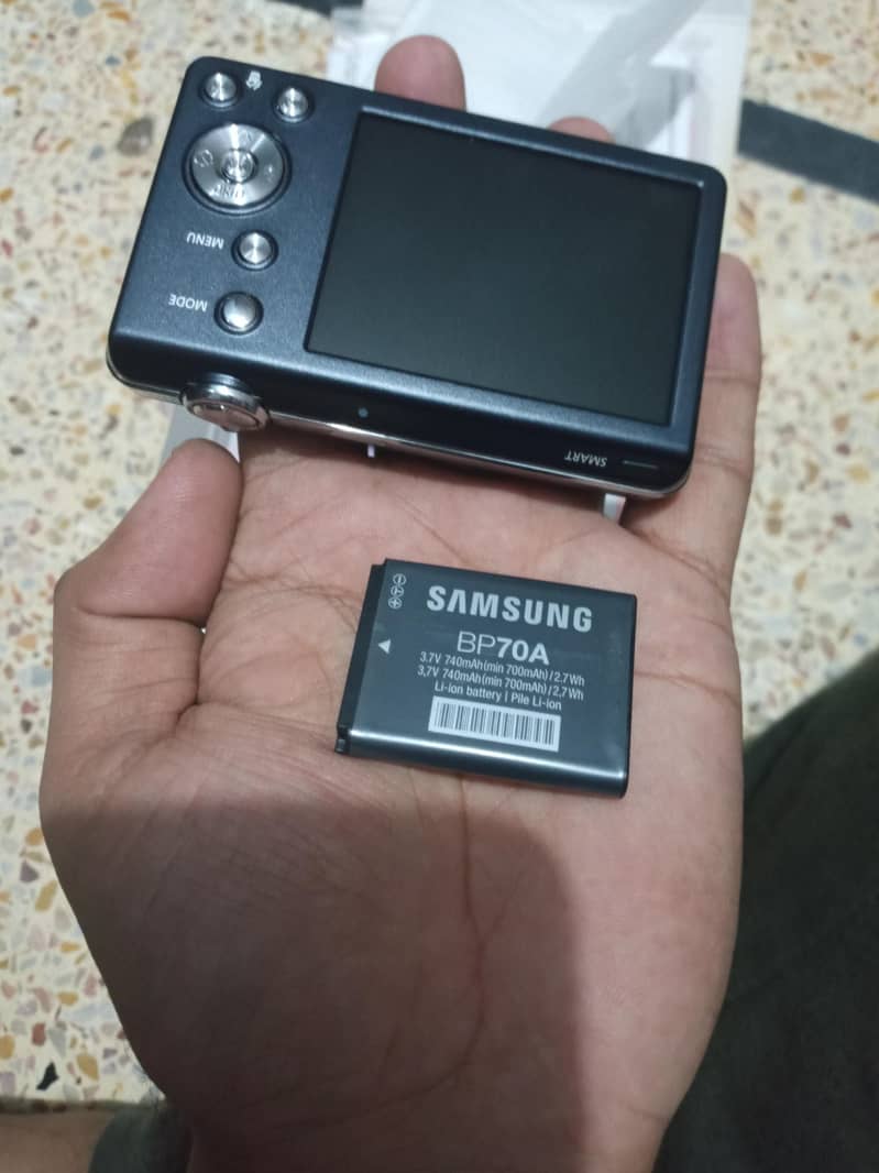 14.1 mega pixel  Ccd sensor digital camera Mint condition 2