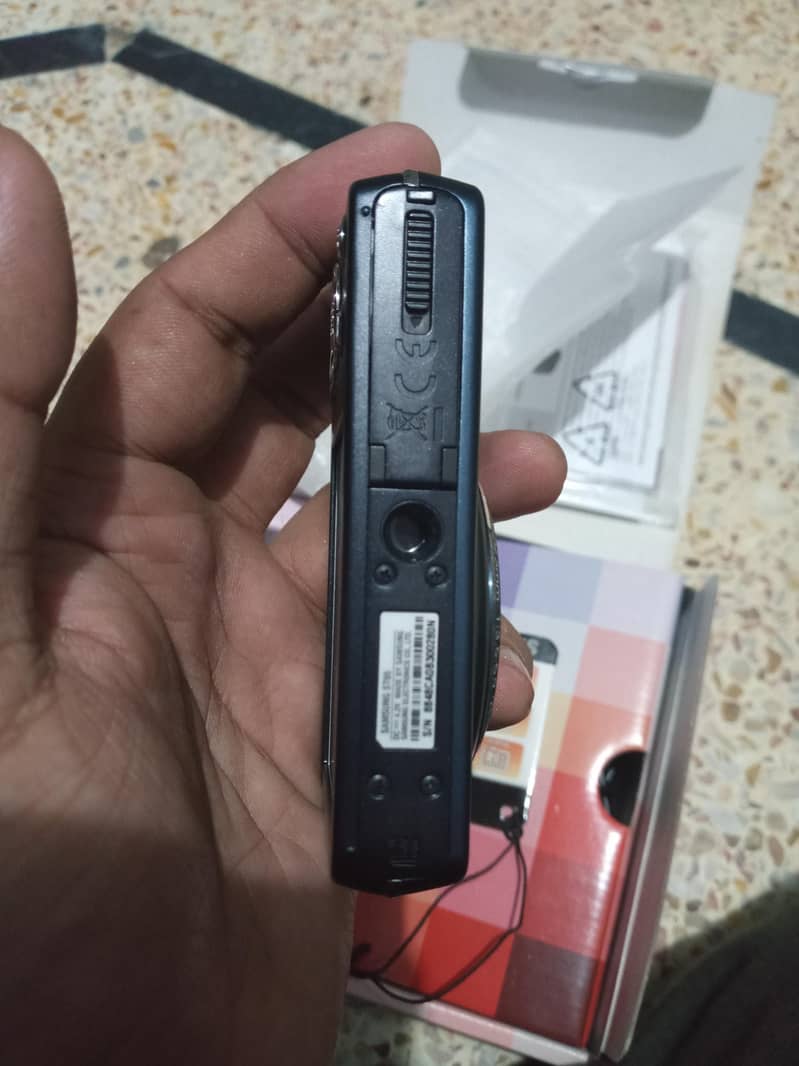 14.1 mega pixel  Ccd sensor digital camera Mint condition 4