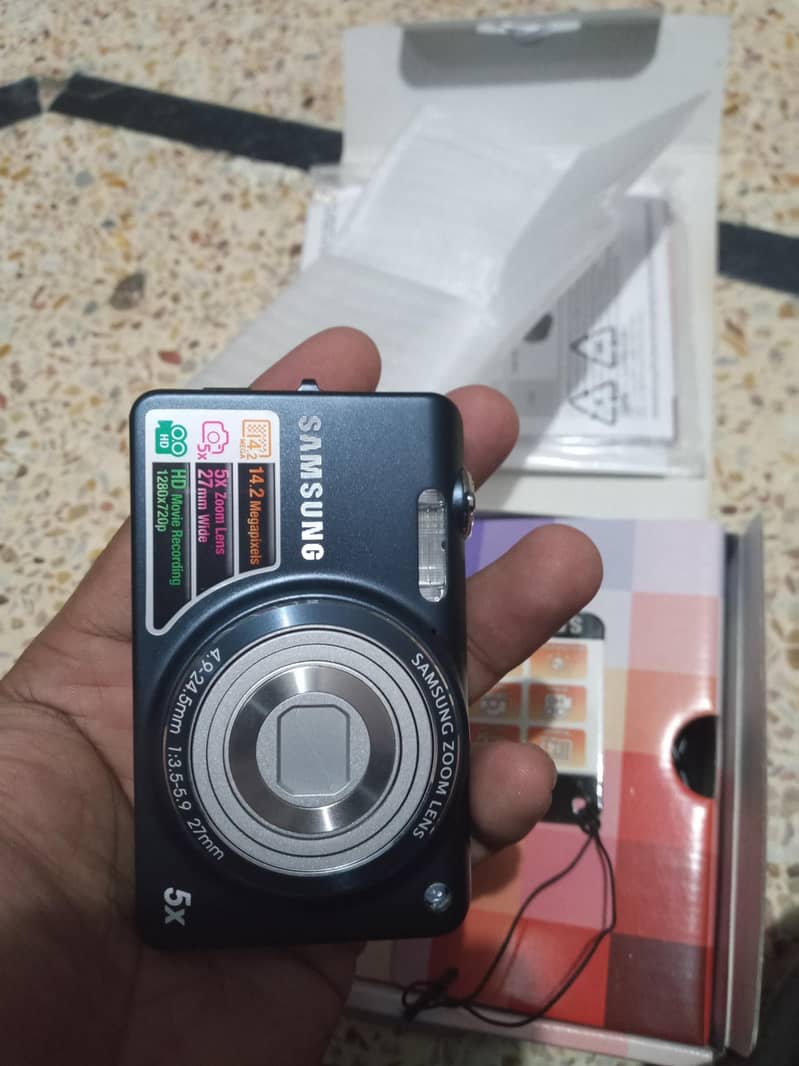 14.1 mega pixel  Ccd sensor digital camera Mint condition 5