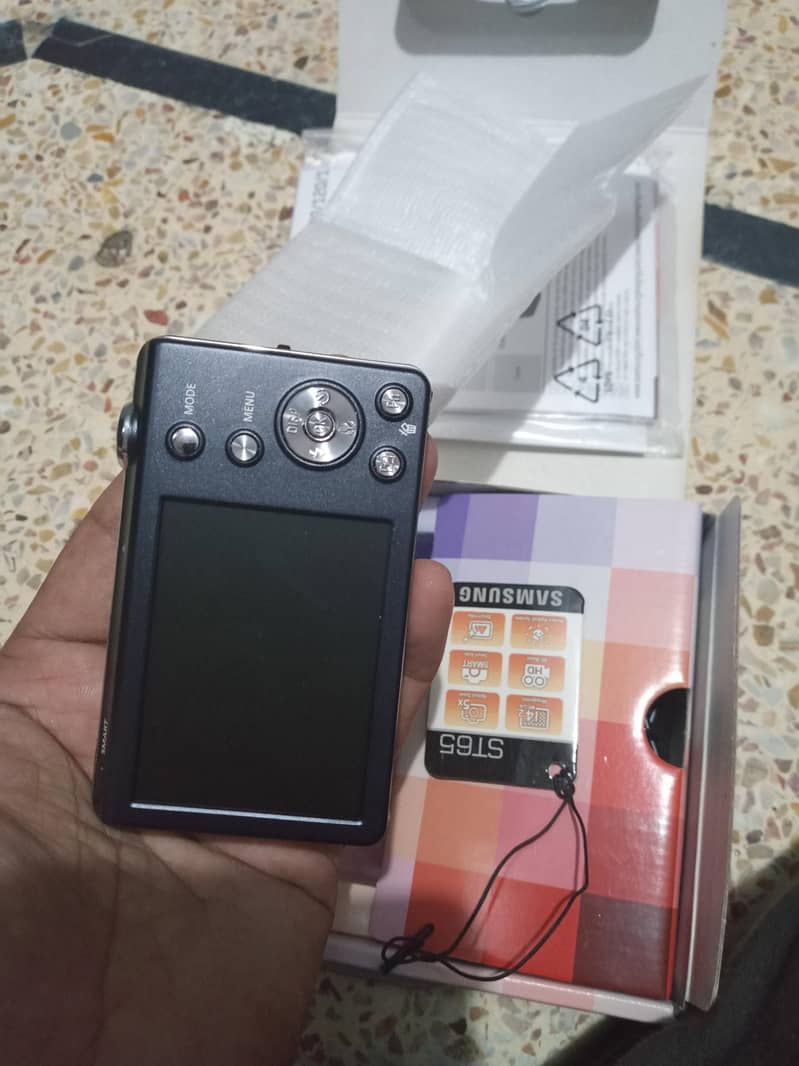 14.1 mega pixel  Ccd sensor digital camera Mint condition 6