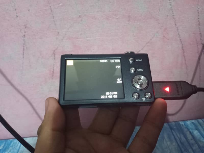 14.1 mega pixel  Ccd sensor digital camera Mint condition 8