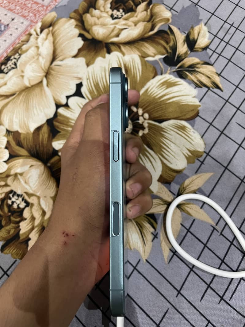 Apple iPhone 16 2