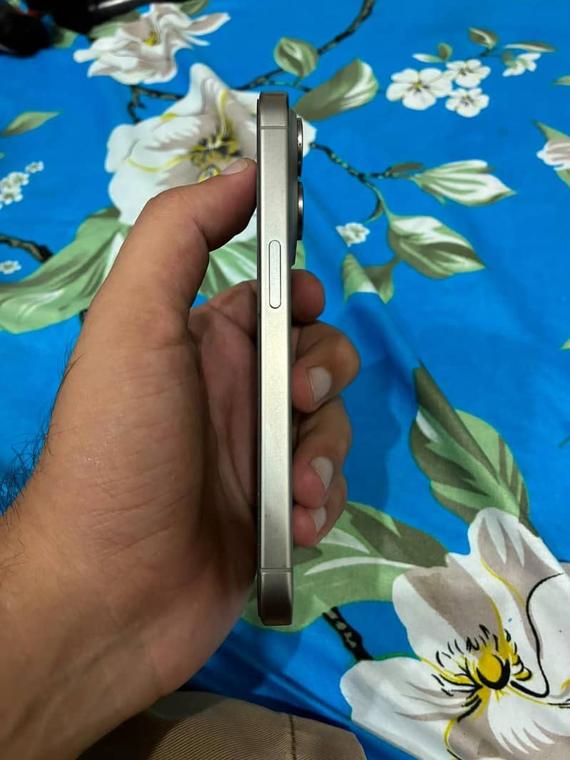 Apple iPhone 15 Pro 4