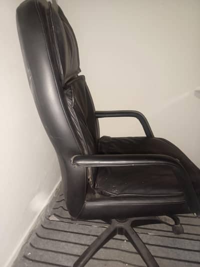 office chair and table best condition