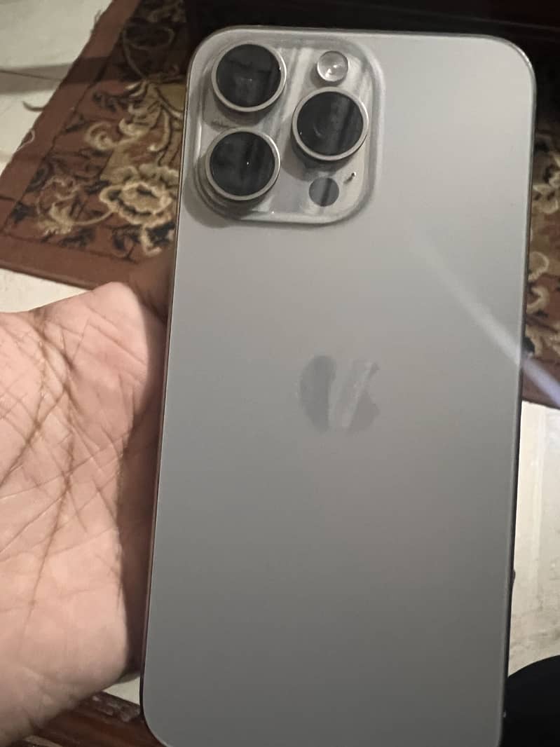 Apple iPhone 15 Pro Max 4