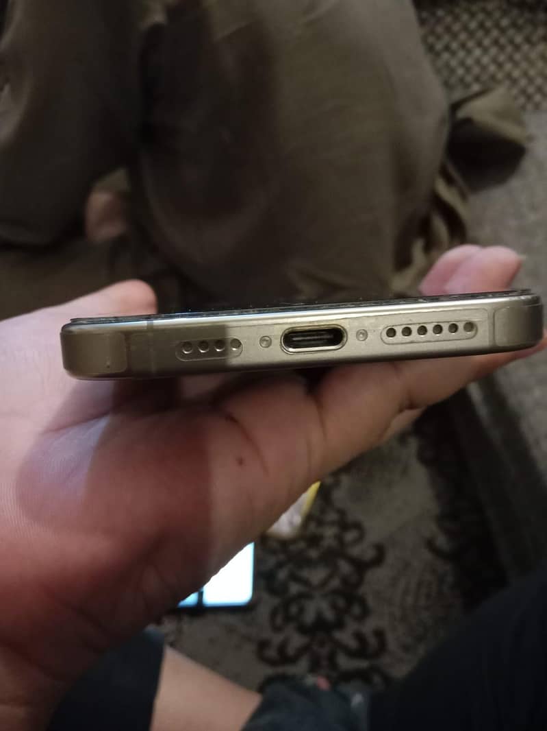 Apple iPhone 15 Pro Max 4