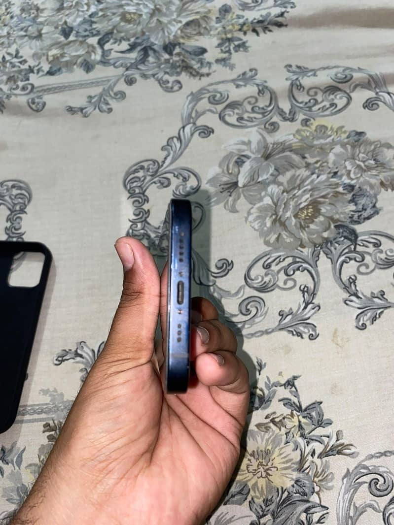 Apple iPhone 12 3