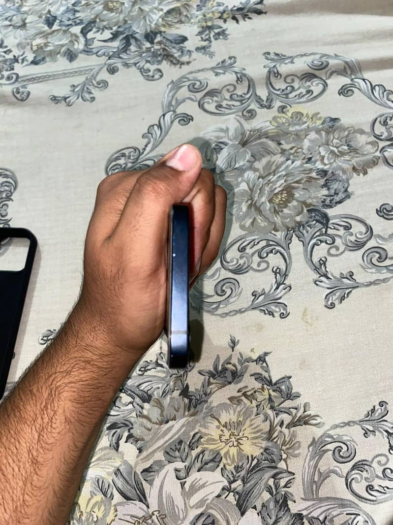 Apple iPhone 12 4