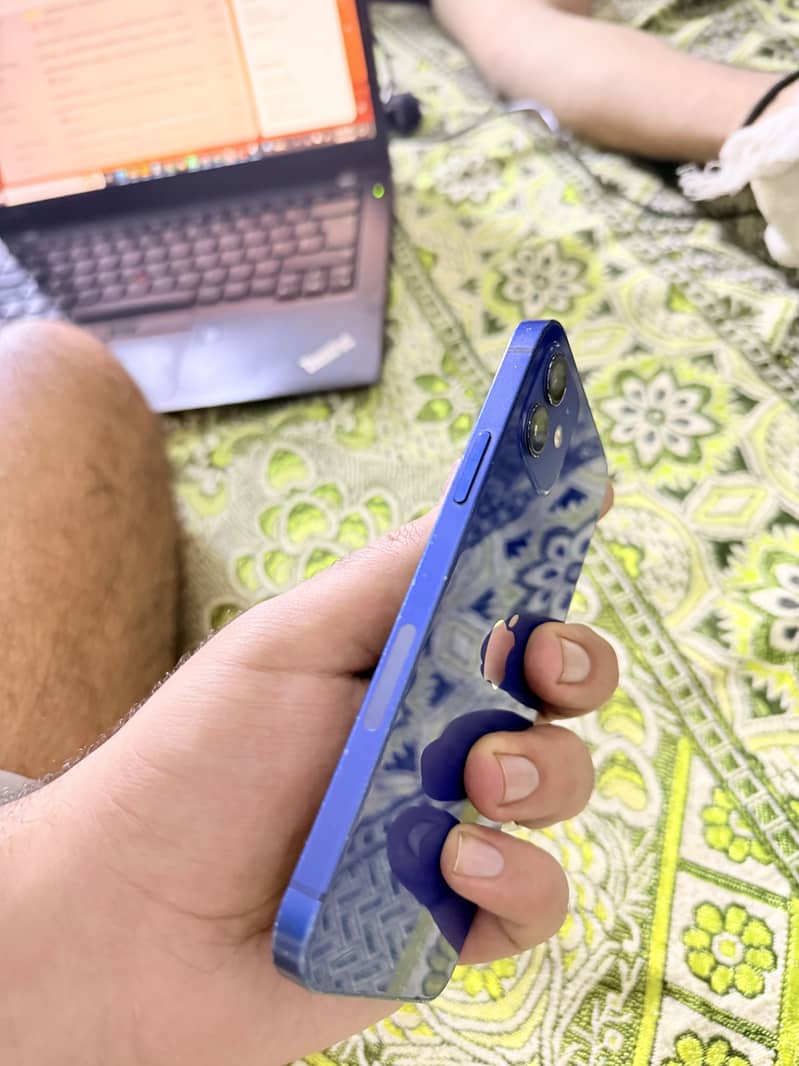 Apple iPhone 12 4