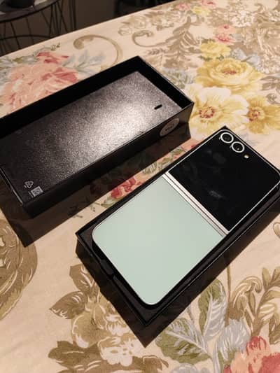 100% SEALED/ WATER-PACKED Z FLIP 6 5G - 12GB / 512GB MINT COLOR