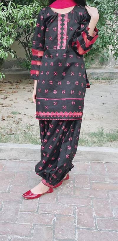 Black & Red 2-Piece Women's Suit – Medium Size – Gently Used