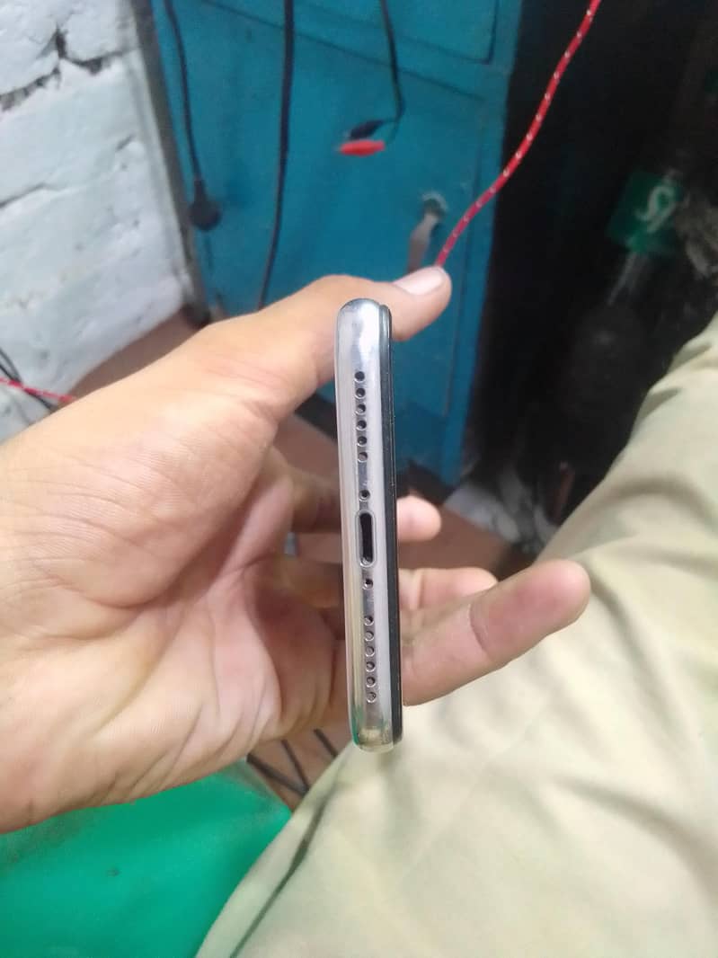 Apple iPhone X 4