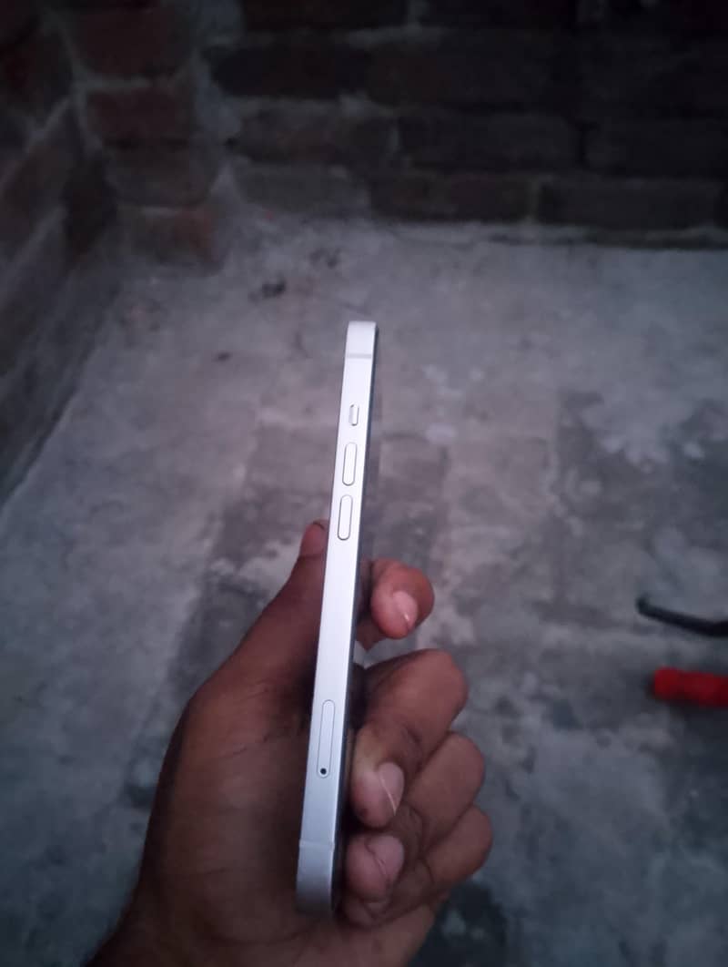 Apple iPhone 13 4