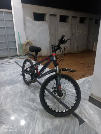 Almost new minor issues. 9 gears with working shifters and changers