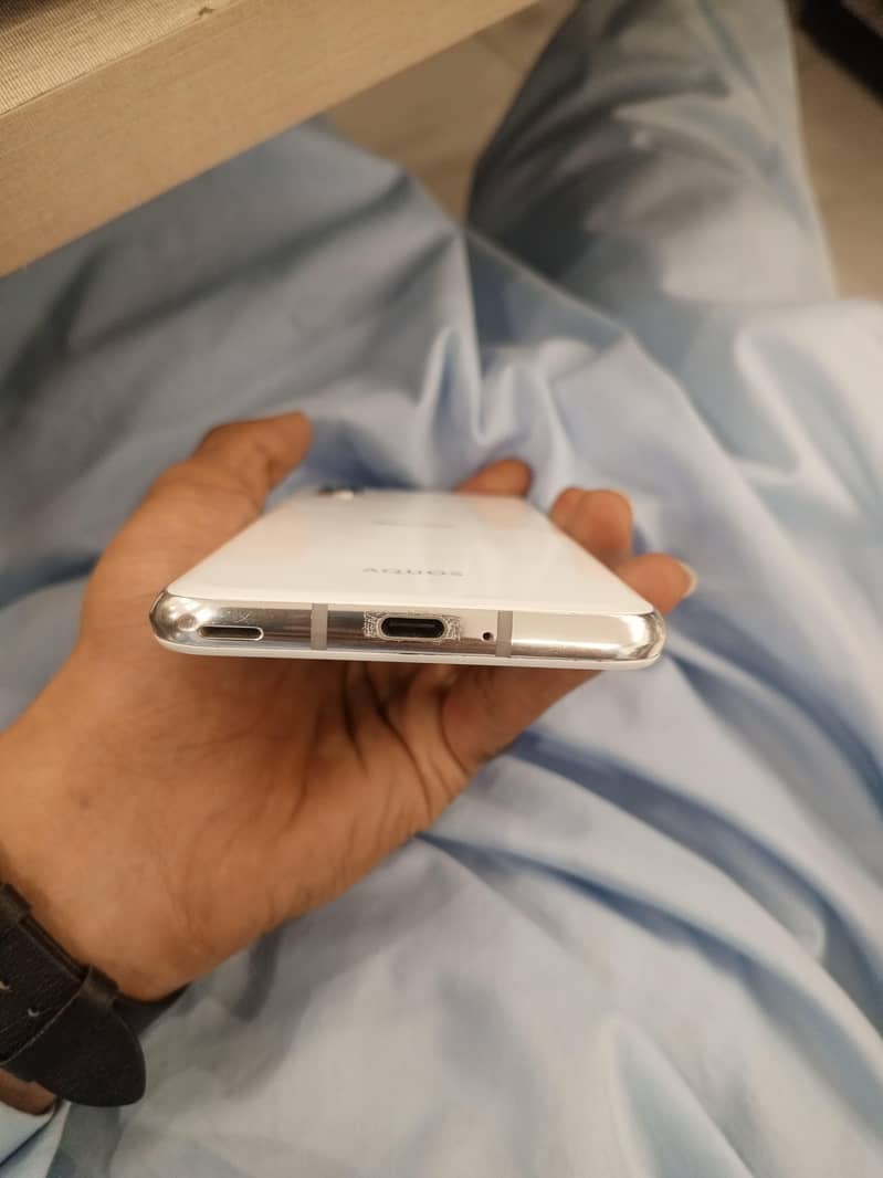Sharp Aquos R2 1
