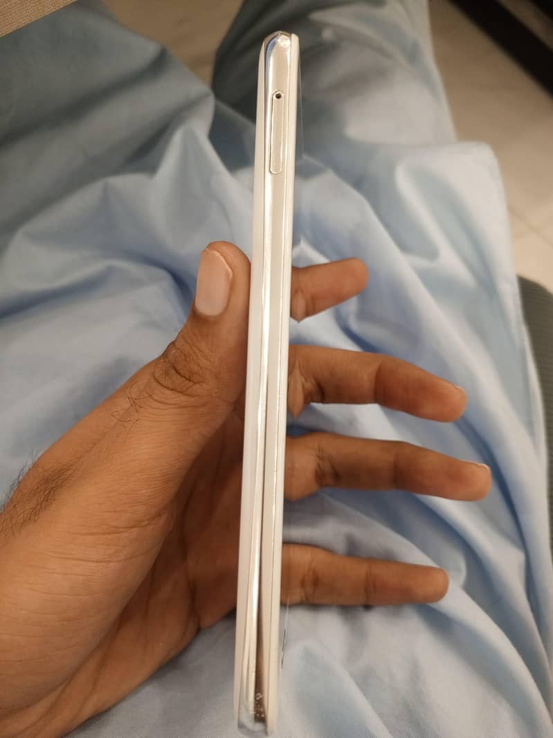 Sharp Aquos R2 4