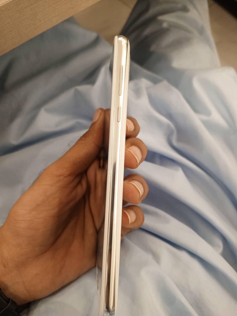 Sharp Aquos R2 5