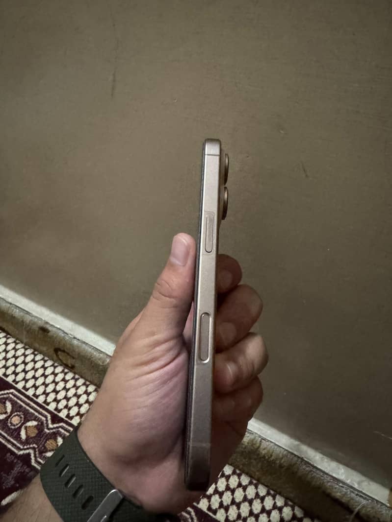 Apple iPhone 16 Pro 0