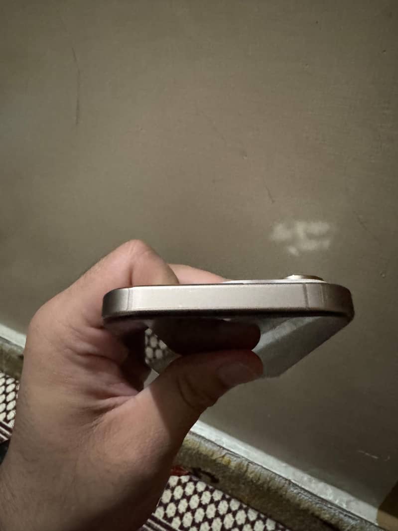 Apple iPhone 16 Pro 2