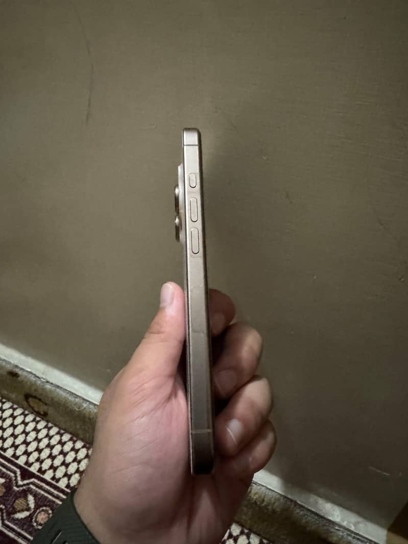 Apple iPhone 16 Pro 3