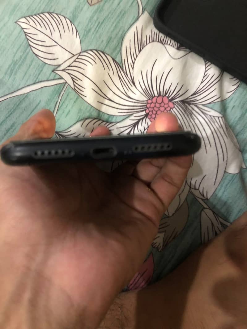 Apple iPhone 11 4