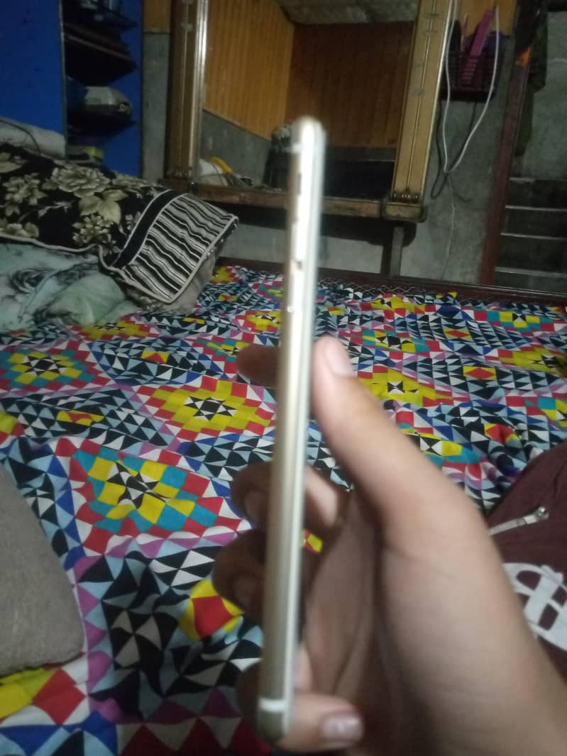 Apple iPhone 6S Plus 4