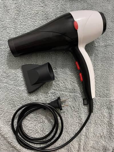Hair Dryer - Excellent Condition - Hot & Cool Air with Nozzle