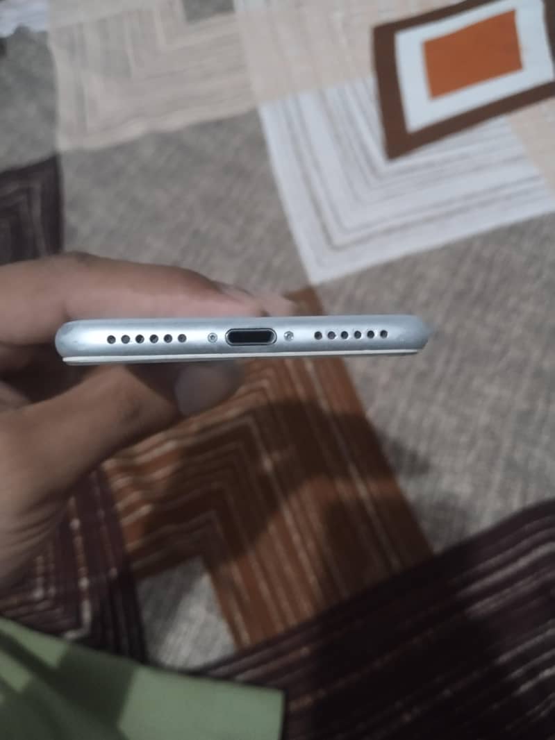 Apple iPhone 7 4