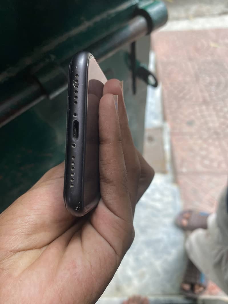Apple iPhone 11 3