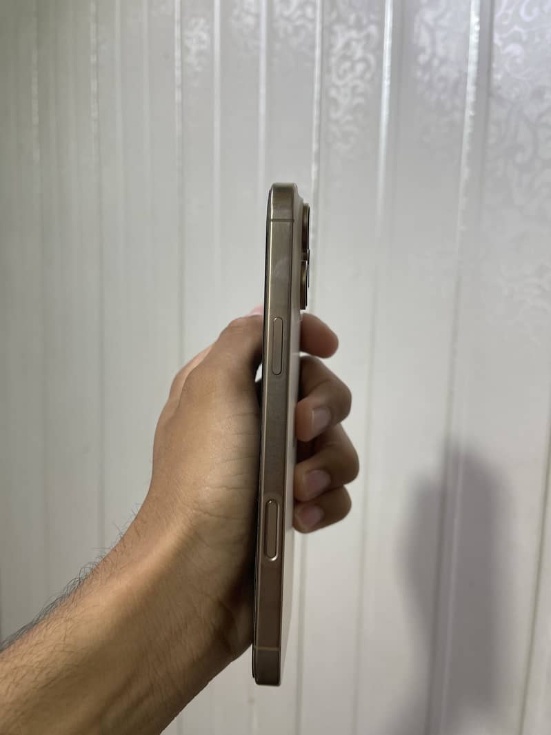 Apple iPhone 16 Pro Max 6