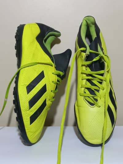 Football shoes. 10/10 oragnel UK. 8.5. Our uk. 9