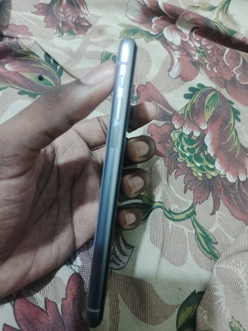 Apple iPhone 11 7
