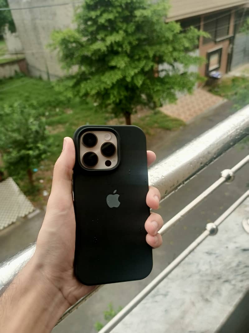 Apple iPhone 16 Pro 2