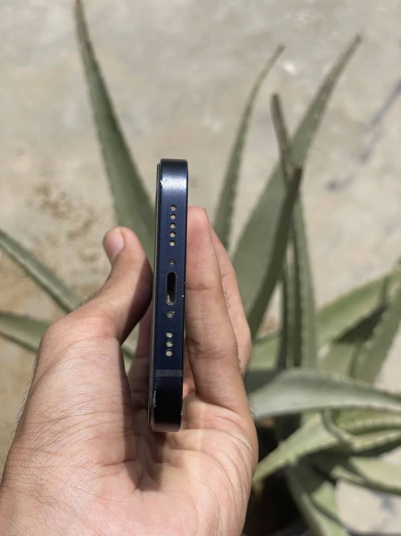 Apple iPhone 12 4